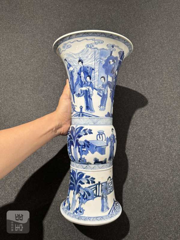清康熙 青花鸳鸯绦故事图花觚 - 图6